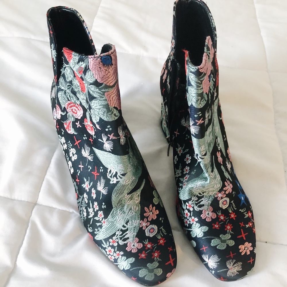 FLORAL EMBROIDERY ANKLE BOOTS